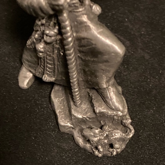 Pewter Fantasy Wizard with Owl Mystic Figurine Holding Crystal Balls - Picture 8 of 10